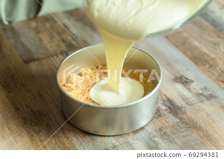 製作稀有起司蛋糕的步驟食譜將麵糊倒入模具中 69294381