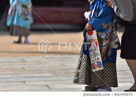Mother and child taking a commemorative photo in the shrine grounds Mother and child taking a commemorative photo in the shrine grounds 69294855