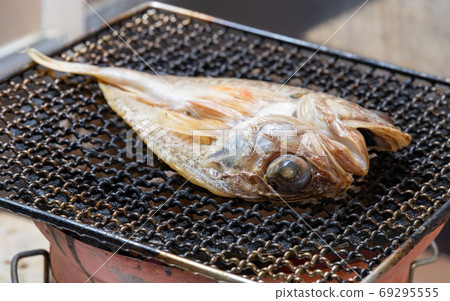 阿拉卡布(Arakabu)乾魚,七個輪子烤的木炭 阿拉卡布(Arakabu)乾魚,七個輪子烤的木炭 69295555