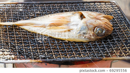 阿拉卡布(Arakabu)乾魚,七個輪子烤的木炭 阿拉卡布(Arakabu)乾魚,七個輪子烤的木炭 69295556