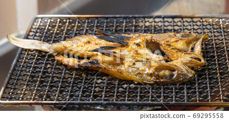 阿拉卡布(Arakabu)乾魚,七個輪子烤的木炭 阿拉卡布(Arakabu)乾魚,七個輪子烤的木炭 69295558