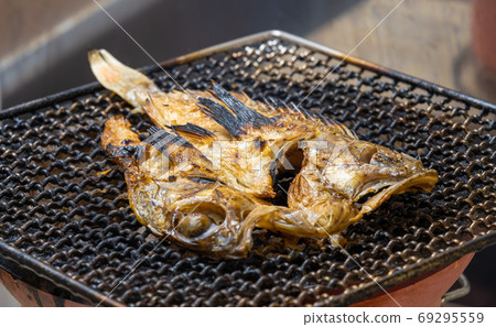 阿拉卡布(Arakabu)乾魚,七個輪子烤的木炭 阿拉卡布(Arakabu)乾魚,七個輪子烤的木炭 69295559