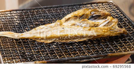阿拉卡布(Arakabu)乾魚,七個輪子烤的木炭 阿拉卡布(Arakabu)乾魚,七個輪子烤的木炭 69295568