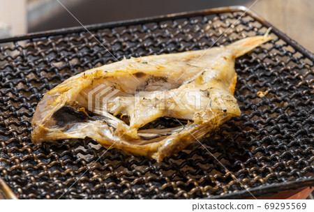 阿拉卡布(Arakabu)乾魚,七個輪子烤的木炭 阿拉卡布(Arakabu)乾魚,七個輪子烤的木炭 69295569
