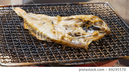 阿拉卡布(Arakabu)乾魚,七個輪子烤的木炭 阿拉卡布(Arakabu)乾魚,七個輪子烤的木炭 69295570