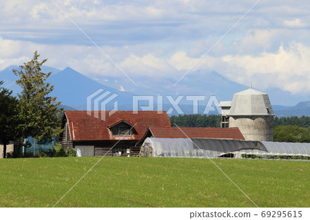 Scenery with farms in the Tokachi region of Hokkaido 69295615