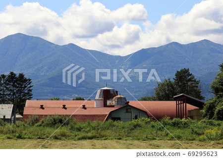 北海道十勝牧場的風景 照片素材 圖片 圖庫