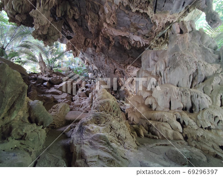 Horizontal photo of cave with stalactites and stalagmites in Tha Horizontal photo of cave with stalactites and stalagmites in Tha 69296397
