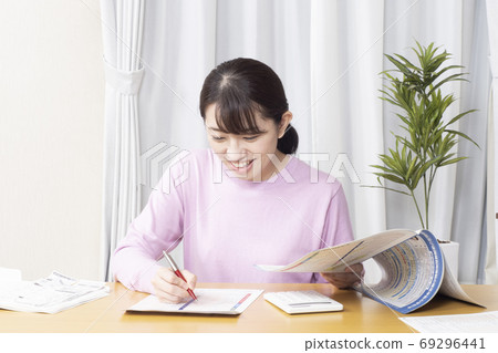 A woman preparing for final return with a smile A woman preparing for final return with a smile 69296441