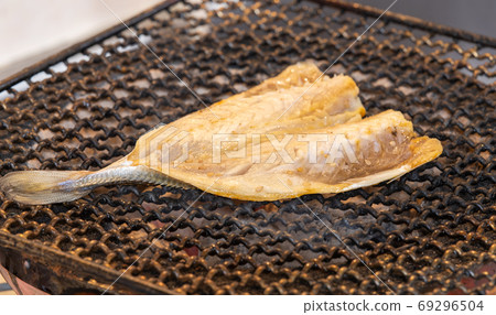 繡球花米林魚乾,用七個輪子烤木炭 繡球花米林魚乾,用七個輪子烤木炭 69296504
