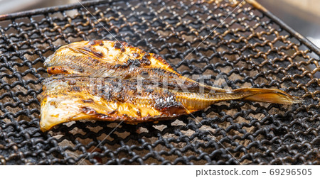 繡球花米林魚乾,用七個輪子烤木炭 繡球花米林魚乾,用七個輪子烤木炭 69296505