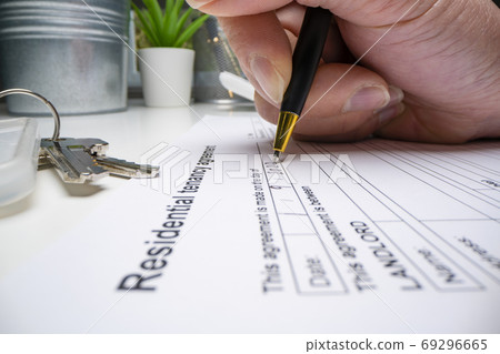 Completing a generic rental agreement 69296665