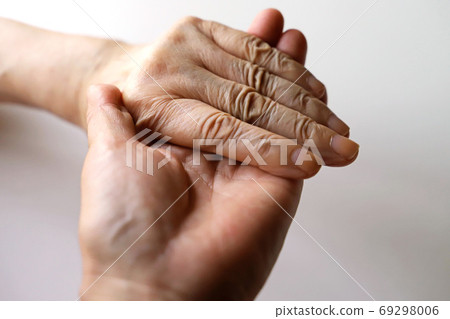 女高管,奶奶和女兒的手握手 女高管,奶奶和女兒的手握手 69298006