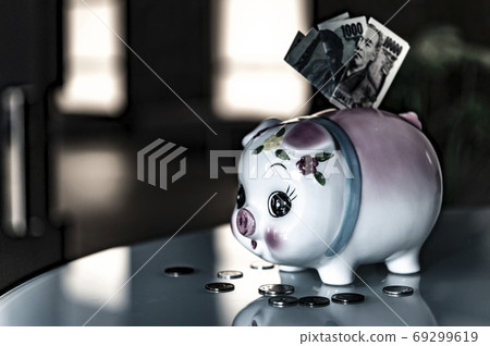 豬存錢罐和日本錢 豬存錢罐和日本錢 69299619