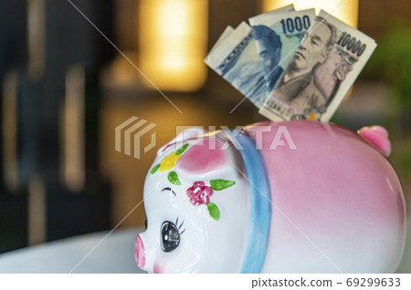 Piggy bank and Japanese banknotes 69299633