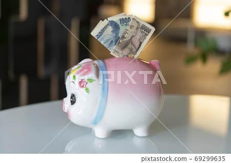 Pig money box and japanese money 69299635