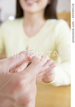 丈夫出示戒指 69300516