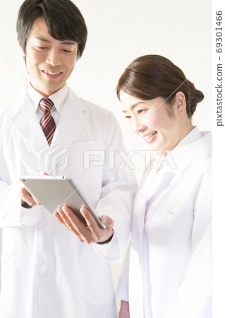 Doctor and nurse looking at electronic chart Doctor and nurse looking at electronic chart 69301466
