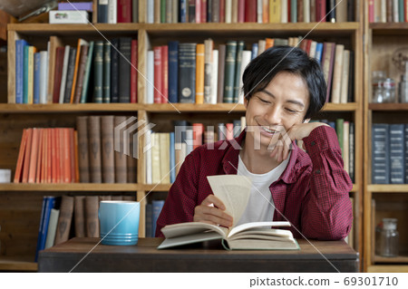 讀書的一個年輕人 讀書的一個年輕人 69301710
