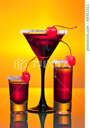 alcoholic drinks with cherries 69301811