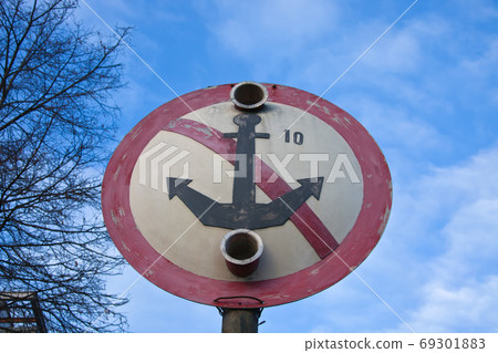 Sign navigation, with the image of crossed anchors 69301883