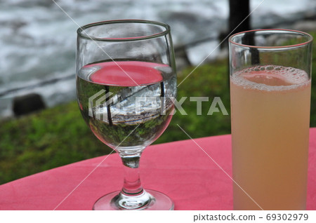 山間小溪流過一杯新鮮的綠色奧入瀨峽谷 山間小溪流過一杯新鮮的綠色奧入瀨峽谷 69302979