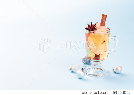 White glogg or mulled wine with apple and cinnamon 69303002