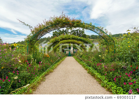 Monet's home and flowers pathway at Giverny - Giverny, France 69303117