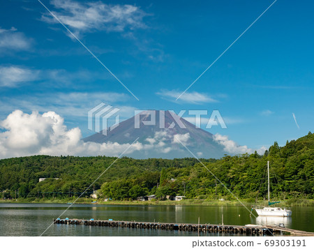View of Mt. Fuji and Lake Yamanaka in summer: View from the shore of Lake Yamanaka View of Mt. Fuji and Lake Yamanaka in summer: View from the shore of Lake Yamanaka 69303191