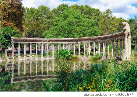 The famous classical colonnade in the Parc Monceau - Paris, France 69303674