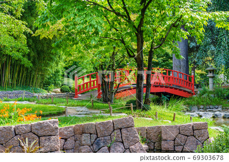 Wooden japanese bridge in Albert Kahn Garden - Boulogne-Billancourt - France Wooden japanese bridge in Albert Kahn Garden - Boulogne-Billancourt - France 69303678