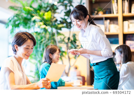 年輕的員工在一家咖啡館點菜 69304172