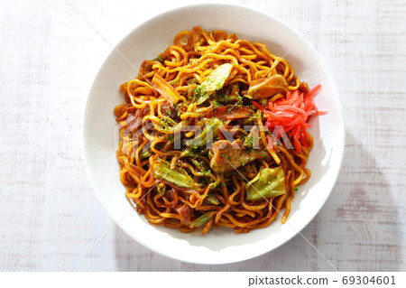 Sauce yakisoba high angle 69304601