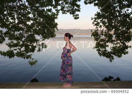 pregnat woman pregnat woman 69304852