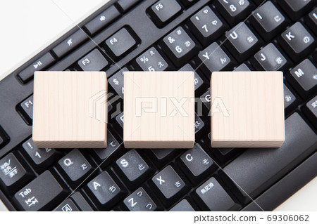 鍵盤和方形柏木塊IT映像 69306062