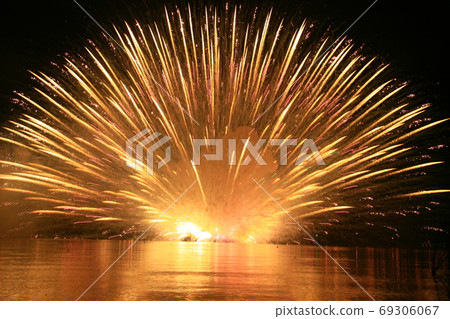 [Tsuruga City, Fukui Prefecture] Toro Nagashi and Underwater Fireworks at the Large Fireworks Festival 69306067