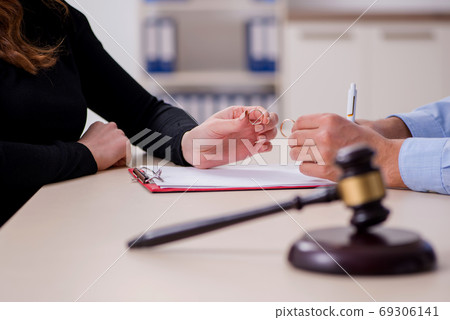 Young pair in courthouse in divorcing concept Young pair in courthouse in divorcing concept 69306141