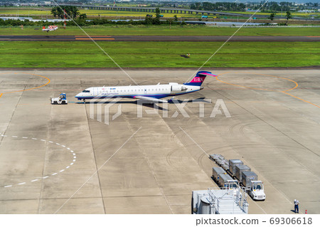 宮城縣名取市的牽引拖拉機和飛機的機場景觀 宮城縣名取市的牽引拖拉機和飛機的機場景觀 69306618