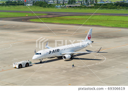 宮城縣名取市的牽引拖拉機和飛機的機場景觀 宮城縣名取市的牽引拖拉機和飛機的機場景觀 69306619