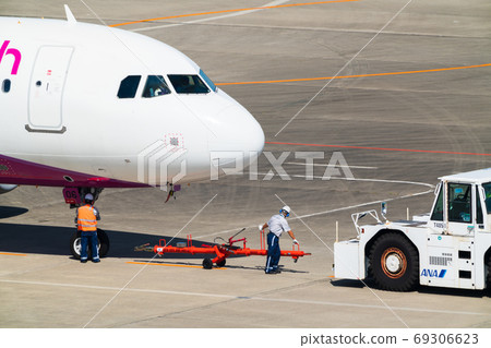 宮城縣名取市的牽引拖拉機和飛機的機場景觀 宮城縣名取市的牽引拖拉機和飛機的機場景觀 69306623