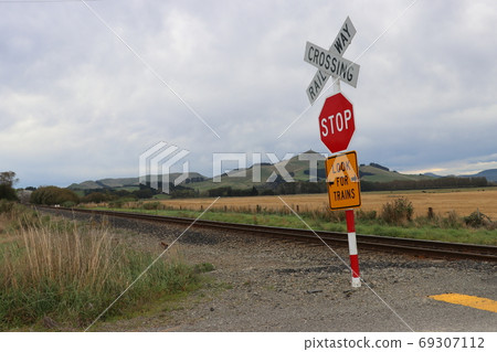 Suburbs of New Zealand, a single-track railroad crossing 69307112