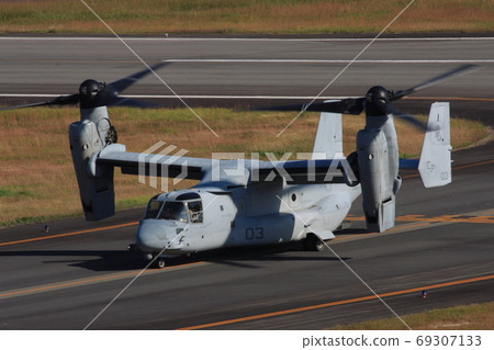 一架駐日美國海軍陸戰隊的 MV-22 魚鷹在南紀白濱機場的滑行道上行駛 69307133