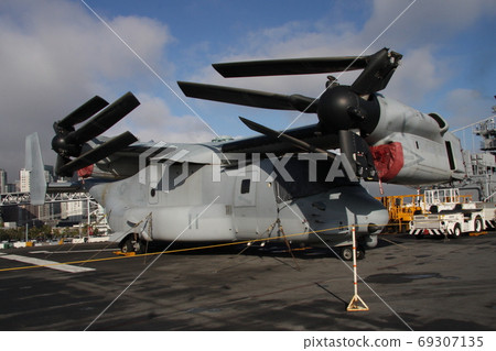 兩棲攻擊艦上的 MV-22 魚鷹(機翼折疊) 兩棲攻擊艦上的 MV-22 魚鷹(機翼折疊) 69307135
