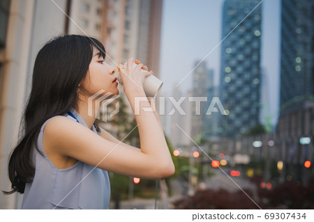 職業女性商務辦公室工作人員 職業女性商務辦公室工作人員 69307434