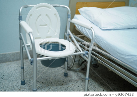 Commode chair or mobile toilet can moving in bedroom 69307438