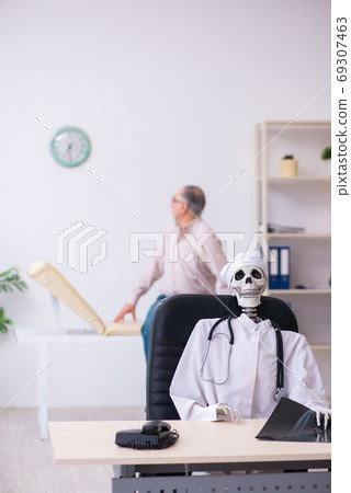 Old man visiting dead doctor radiologist Old man visiting dead doctor radiologist 69307463