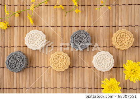 Moon cake Mid-Autumn Festival Champion Cake Mung Bean Cake Moon cake Mid-Autumn Festival げっぺい 69307551