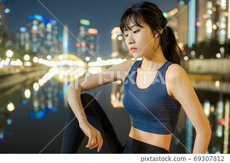 女性鍛鍊運動健身 69307812