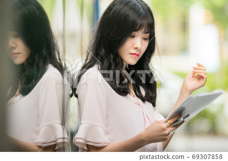 女性商務辦公室職員 女性商務辦公室職員 69307858