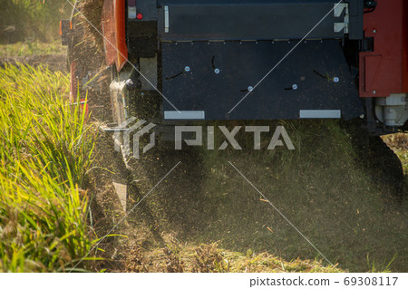 Photo of harvesting rice with a huge combine 69308117